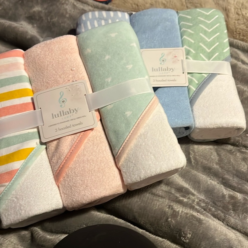 NWT 3 piece hooded towel set …1 set of 3 piece